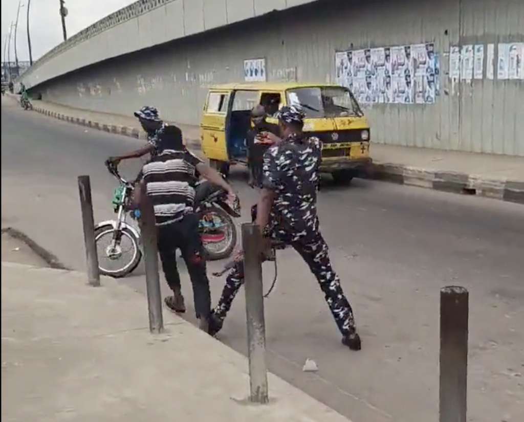 Policemen Brutalise Bike Rider in Lagos, Hit With Rod