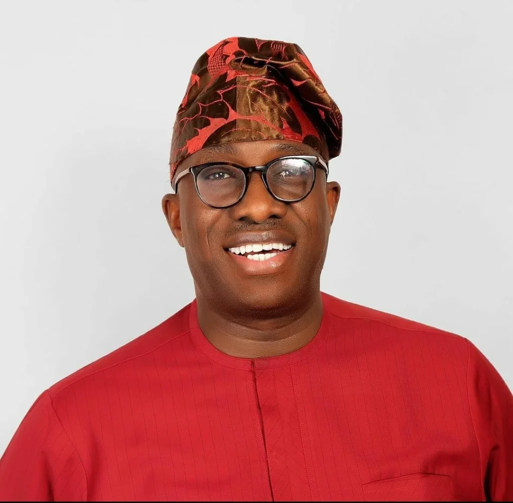 Thugs Beat Up PDP Ex-Governorship Aspirant at Tribunal