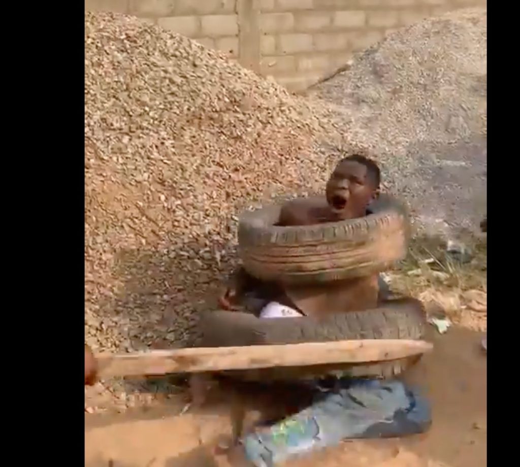 Policeman watches as Angry Mob execute jungle justice on suspected thief