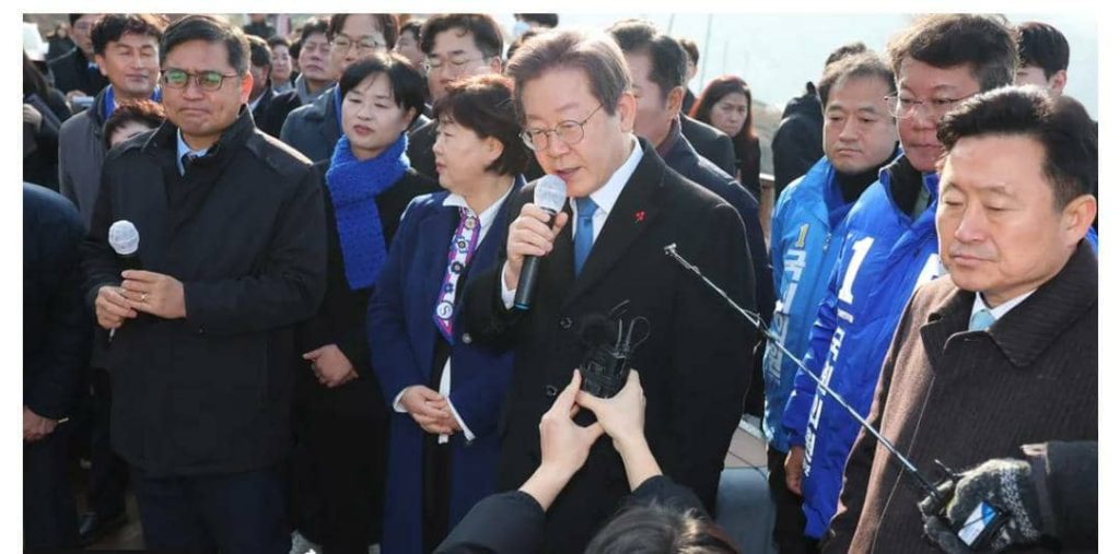 Lee Jae-myung: South Korea opposition leader stabbed in Busan