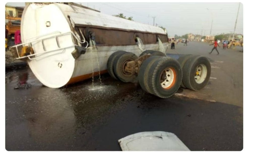 Fuel Everywhere as Loaded Tanker Falls in Ile-Ife