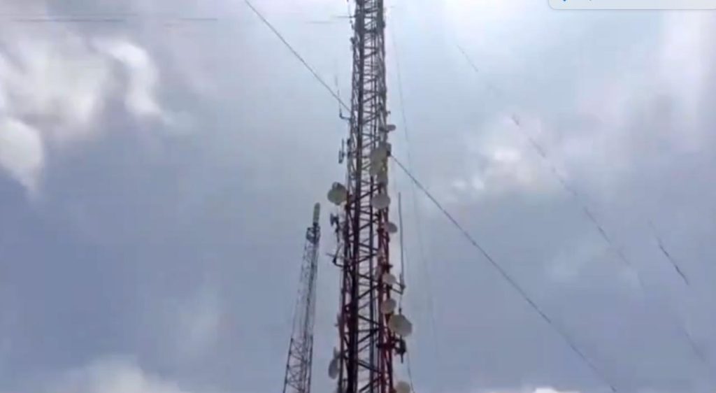 Nigerian Angered by Insecurity, Food Crisis Climbs Mast of Abuja Radio Station to Commit Suicide