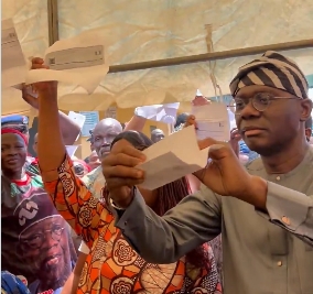 Sanwo-Olu, Wife Arrive Ward for APC Governorship Primaries