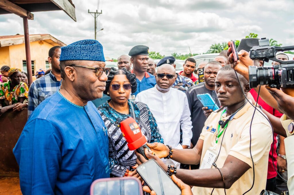#EkitiDecides: Fayemi Commends INEC, Urges Peace After Isan-Ekiti Incident