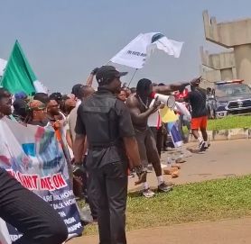 VDM Leads Protesters to Ministry of Defence, Demands Deployment of Personnel to Kidnappers Den