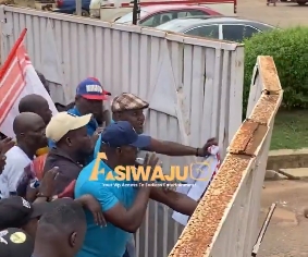 Ogun NUT Members Destroy Govt’s House Gate, Invade Premises in Protest over Abducted Oyo Teachers, Students