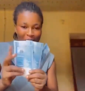 Trending: Lady Displays N15,000 Allegedly Collected After Voting For APC in Ekiti