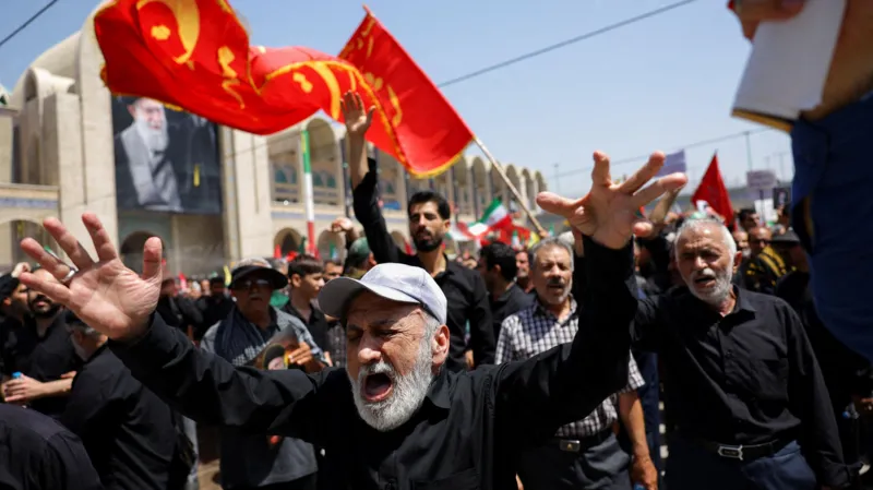 Iran: Large Crowds Gather in Tehran on First Day of Ayatollah Khamenei’s Funeral
