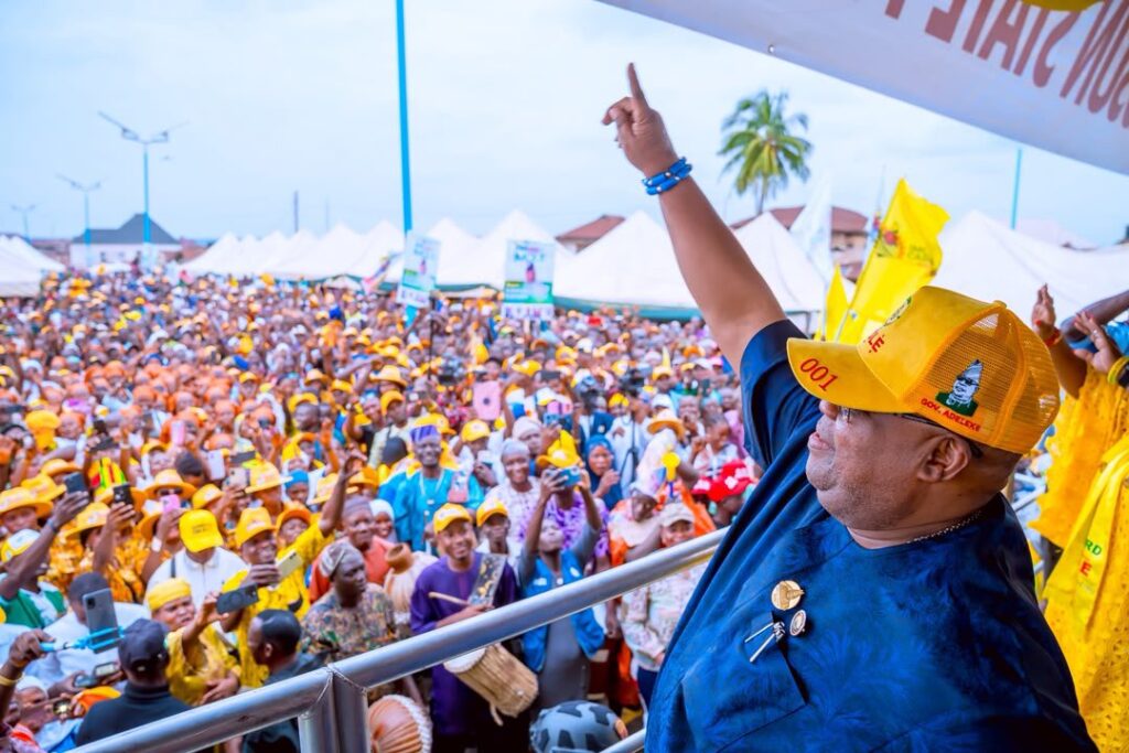 Massive Crowd as Adeleke, Oluwo Dance to Davido’s “Dem Go Feel It” at Opening of Reconstructed Road