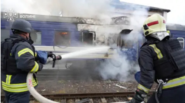 Russia Hits Ukrainian Train Shortly after Boris Johnson, Top European Officials Leave Station